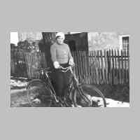 028-0045 Gertrud Spieh im Jahre 1940 vor ihrem Elternhaus in Gross Keylau..jpg